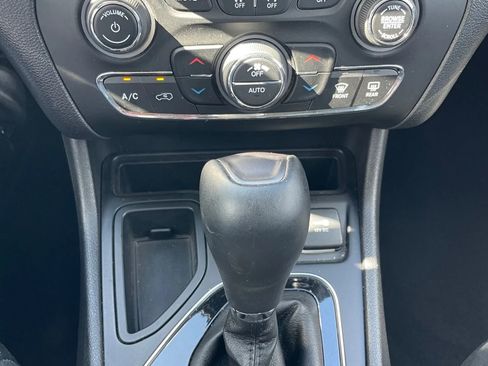 Used 2019 Jeep Cherokee Limited w/ Luxury Group FWD image 25
