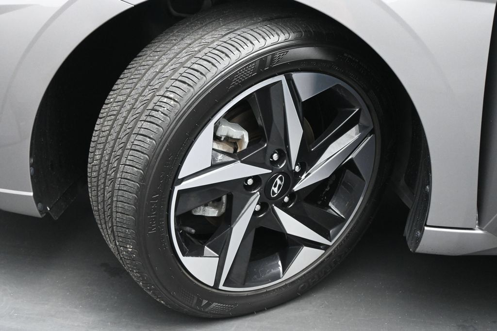 Used 2022 Hyundai Elantra Limited FWD image 21