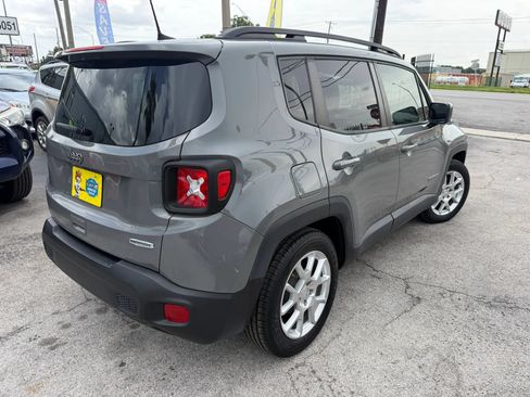 Used 2019 Jeep Renegade Latitude FWD image 4