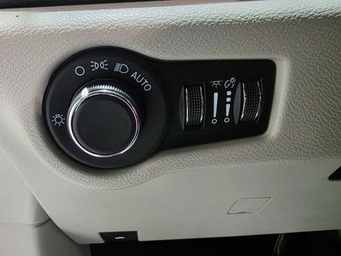 Used 2022 Chrysler Voyager LX image 36