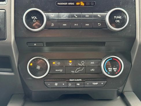 Used 2018 Ford Expedition XLT image 28