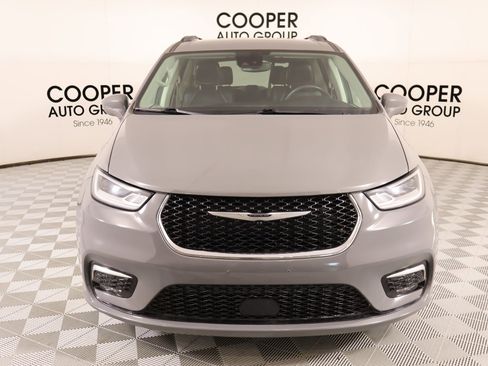 Used 2022 Chrysler Pacifica Touring-L FWD image 9
