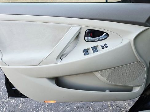 Used 2010 Toyota Camry LE image 27