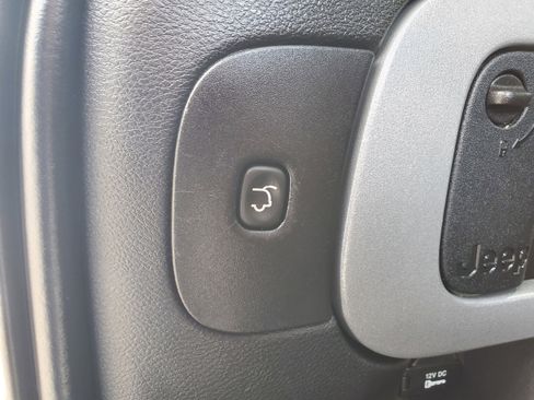 Used 2014 Jeep Cherokee Trailhawk AWD/4WD image 32