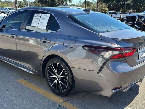 Used 2021 Toyota Camry SE image 5