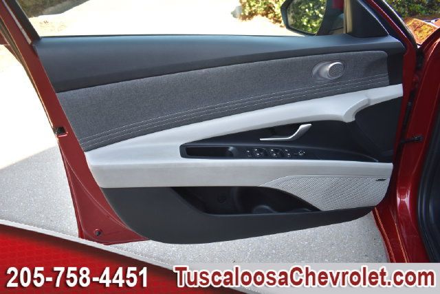 Used 2025 Hyundai Elantra Limited FWD image 18
