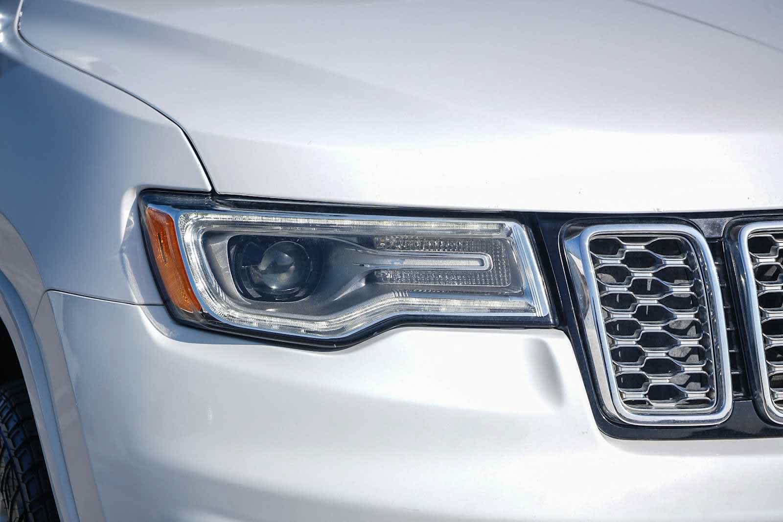 Used 2019 Jeep Grand Cherokee Overland AWD/4WD image 4