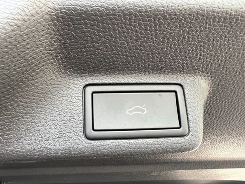 Used 2025 Volkswagen ID. Buzz Pro S RWD image 18