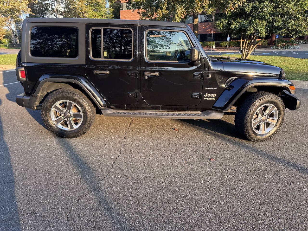 Used 2018 Jeep Wrangler Unlimited Sahara w/ Cold Weather Group AWD/4WD image 8