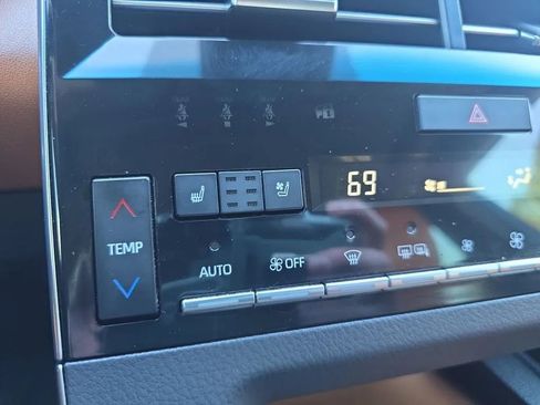 Used 2019 Toyota Avalon Limited image 36