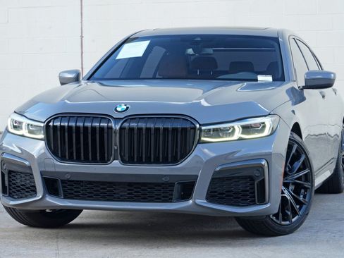 Used 2022 BMW 740i w/ M Sport Package RWD image 3