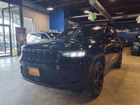 Used 2023 Jeep Grand Cherokee Altitude image 4
