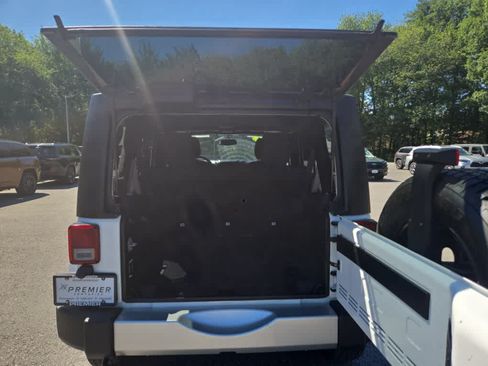 Used 2018 Jeep Wrangler Unlimited Sahara w/ Connectivity Group AWD/4WD image 32