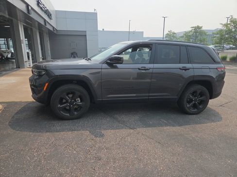 Used 2023 Jeep Grand Cherokee Altitude AWD/4WD image 8