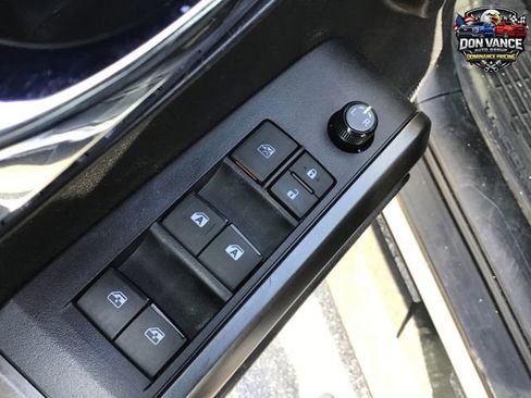 Used 2022 Toyota Tacoma TRD Off-Road image 11