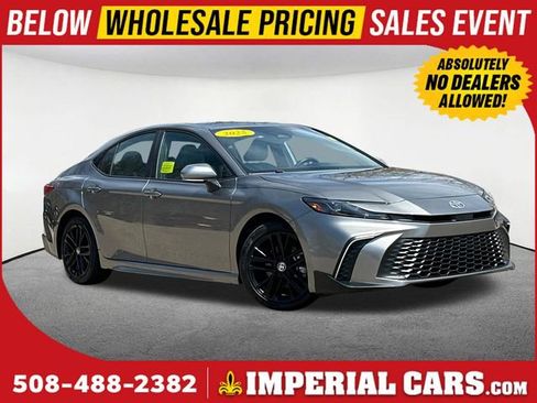 Used 2025 Toyota Camry SE w/ Convenience Package image 1