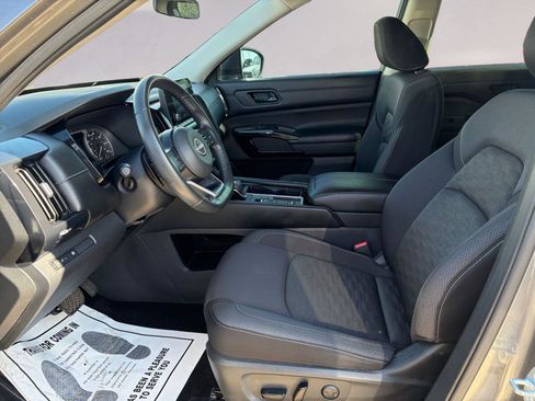 Used 2024 Nissan Pathfinder SV w/ Black Appearance Package image 9