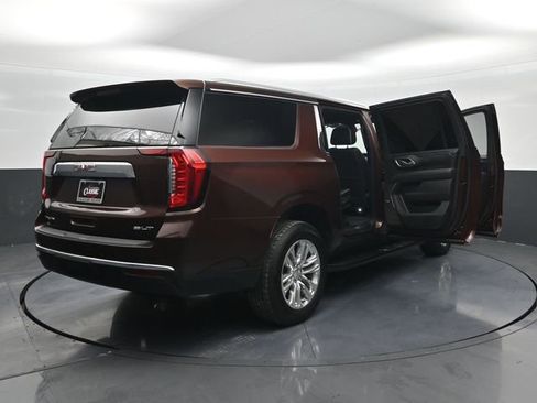 Used 2023 GMC Yukon XL SLT w/ SLT Luxury Package image 34