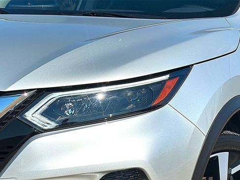 Used 2021 Nissan Rogue Sport SL w/ Premium Package image 4