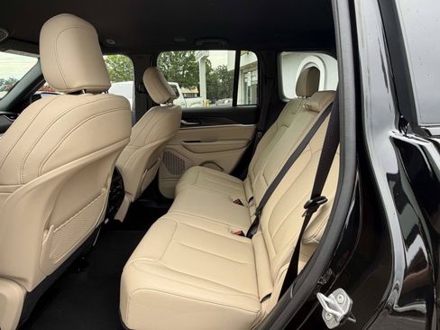 Used 2025 Jeep Grand Cherokee Limited w/ Black Appearance Package AWD/4WD image 24