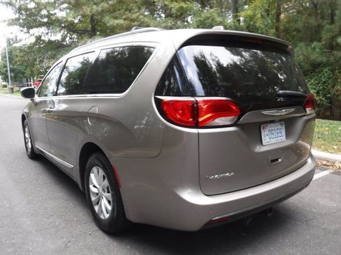 Used 2017 Chrysler Pacifica Touring-L image 7