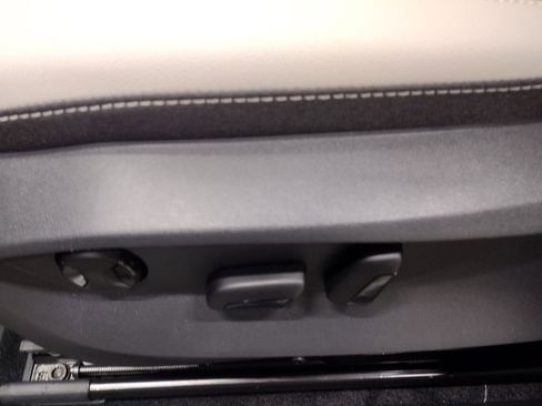 Used 2025 Volkswagen Taos SE image 21