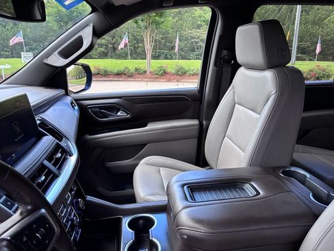 Used 2024 Chevrolet Suburban LT RWD image 28