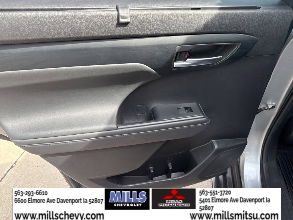 Used 2022 Toyota Highlander XLE AWD/4WD image 24