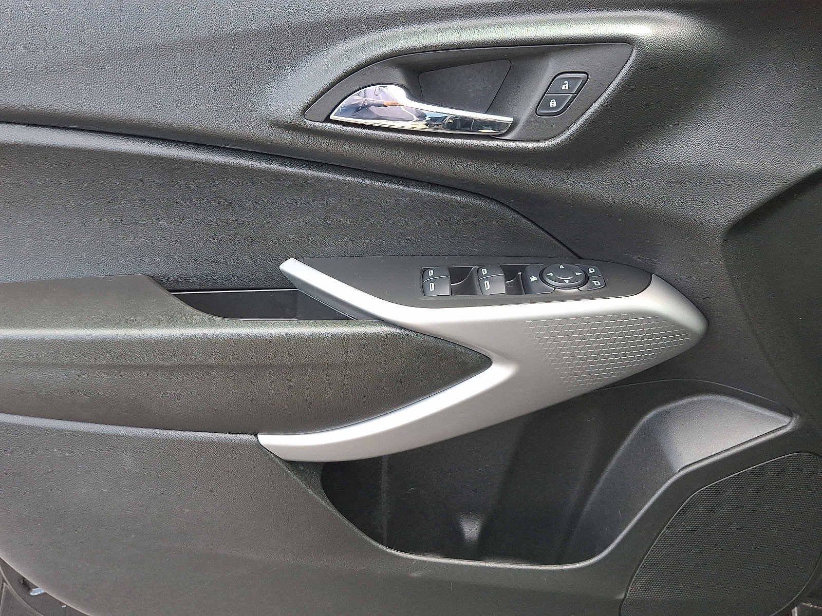 Used 2024 Chevrolet Trax LS FWD image 12