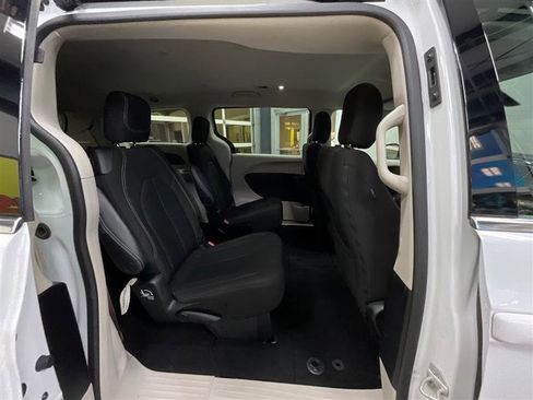 Used 2022 Chrysler Voyager LX image 19