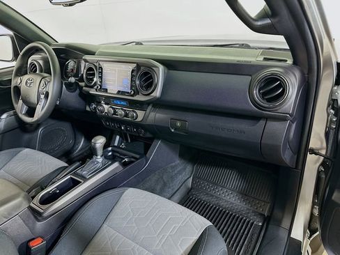 Used 2022 Toyota Tacoma TRD Off-Road w/ Technology Package AWD/4WD image 14