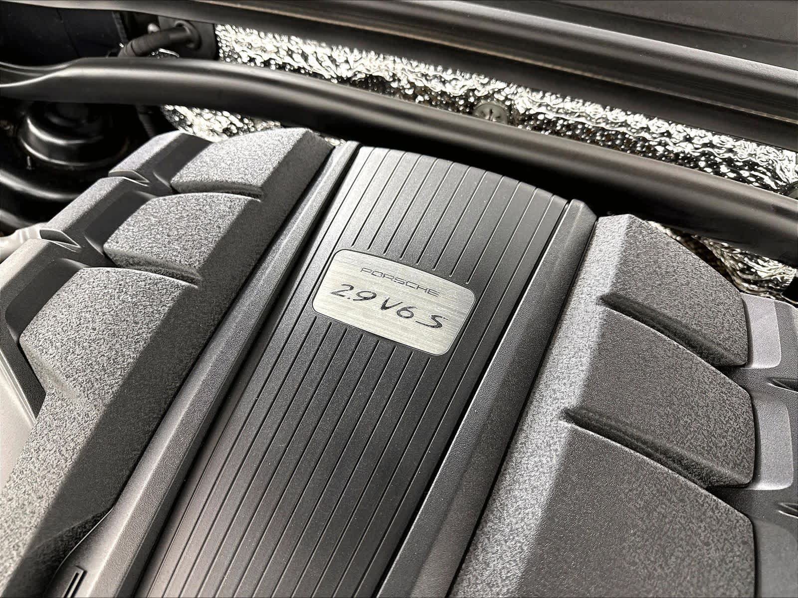 Certified 2023 Porsche Macan S AWD/4WD image 31