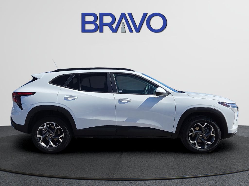 Used 2025 Chevrolet Trax LT FWD image 5