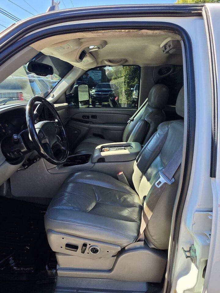 Used 2007 GMC Sierra 2500 SLT w/ Heavy-Duty Power Package AWD/4WD image 16