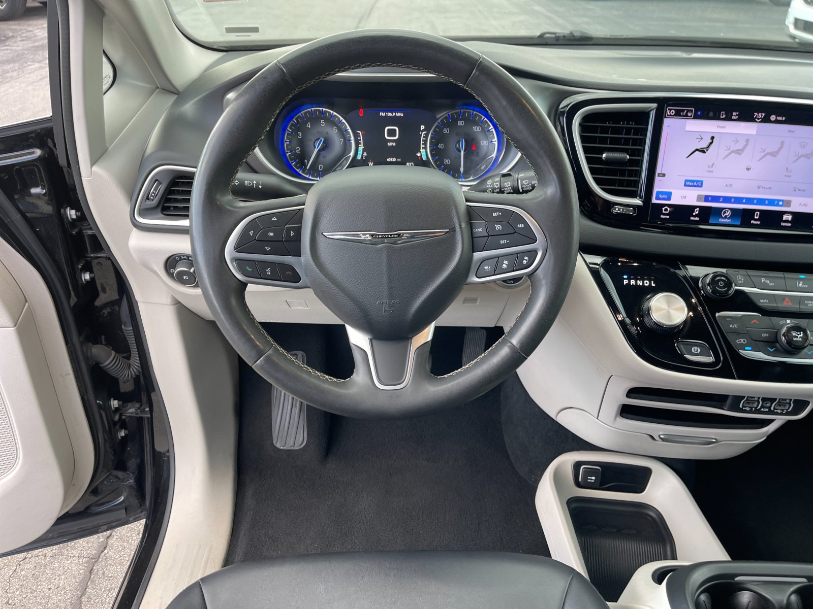 Used 2024 Chrysler Pacifica Touring-L FWD image 17