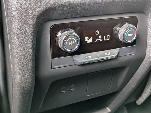 Used 2025 Chevrolet Traverse LT FWD image 16