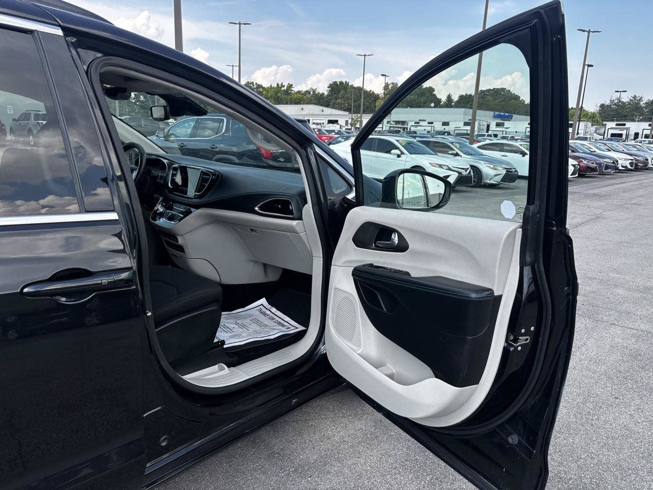Used 2021 Chrysler Pacifica Touring FWD image 9
