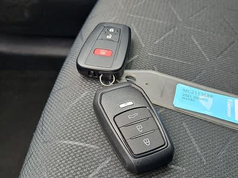 Used 2021 Toyota RAV4 XLE AWD/4WD image 28