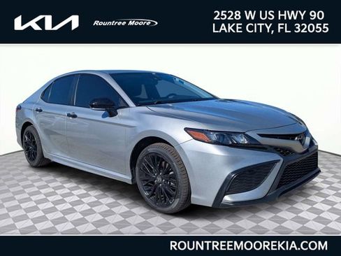 Used 2021 Toyota Camry SE w/ Convenience Package FWD image 1