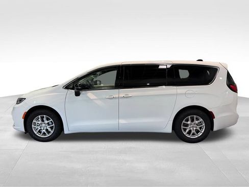 Used 2024 Chrysler Pacifica Touring-L FWD image 8