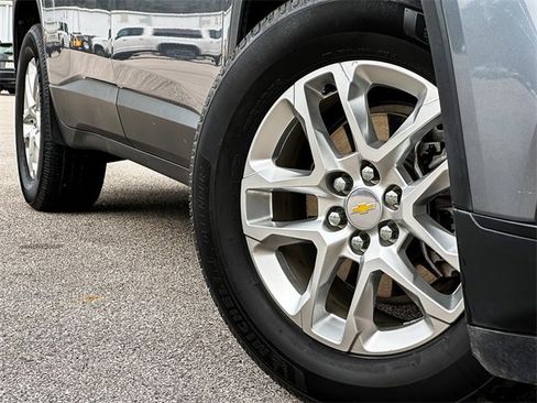 Used 2021 Chevrolet Traverse LS image 2