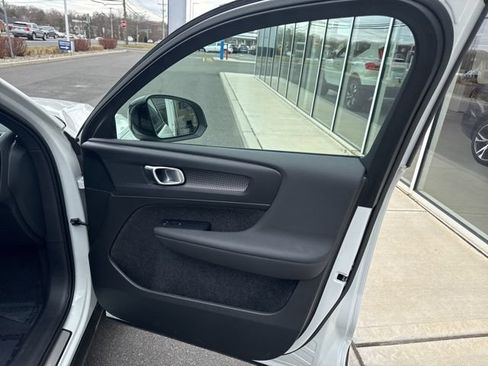 Certified 2025 Volvo XC40 B5 Plus AWD/4WD image 13