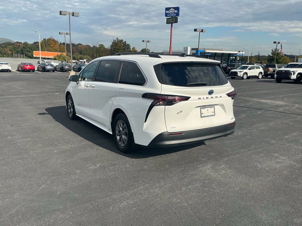 Used 2024 Toyota Sienna LE AWD/4WD image 9