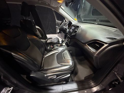 Used 2020 Jeep Cherokee Latitude Plus FWD image 19