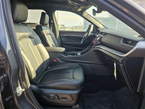 New 2025 Jeep Grand Cherokee L Limited w/ Black Appearance Package image 15
