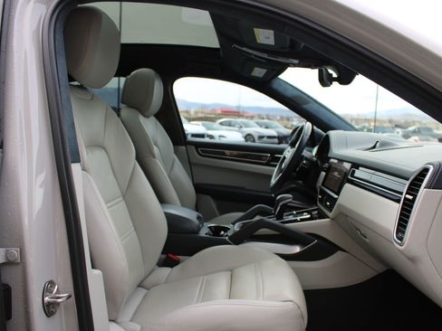 Used 2023 Porsche Cayenne Turbo S image 25