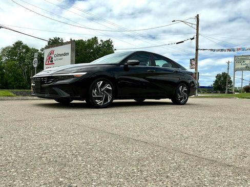 Used 2025 Hyundai Elantra SEL FWD image 33