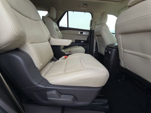 Used 2023 Ford Explorer Platinum w/ Technology Package AWD/4WD image 17