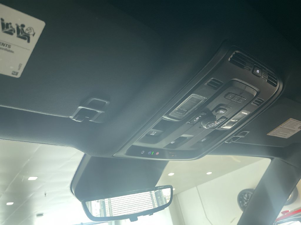 Used 2024 Cadillac Escalade Premium Luxury AWD/4WD image 21