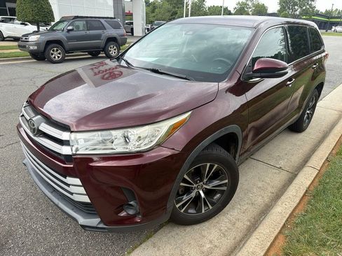 Used 2019 Toyota Highlander LE FWD image 18